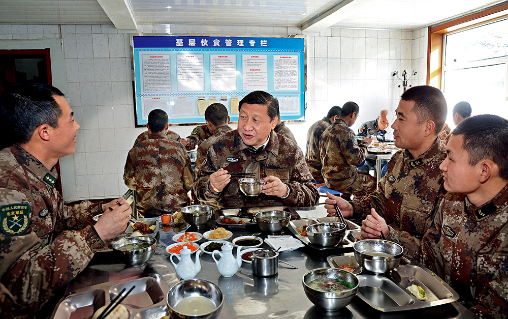 2014年1月26日，習近平主席專程來到內蒙古軍區邊防某部，親切看望慰問戍邊官兵。這是在連隊食堂，習近平主席同戰士們一起用餐。